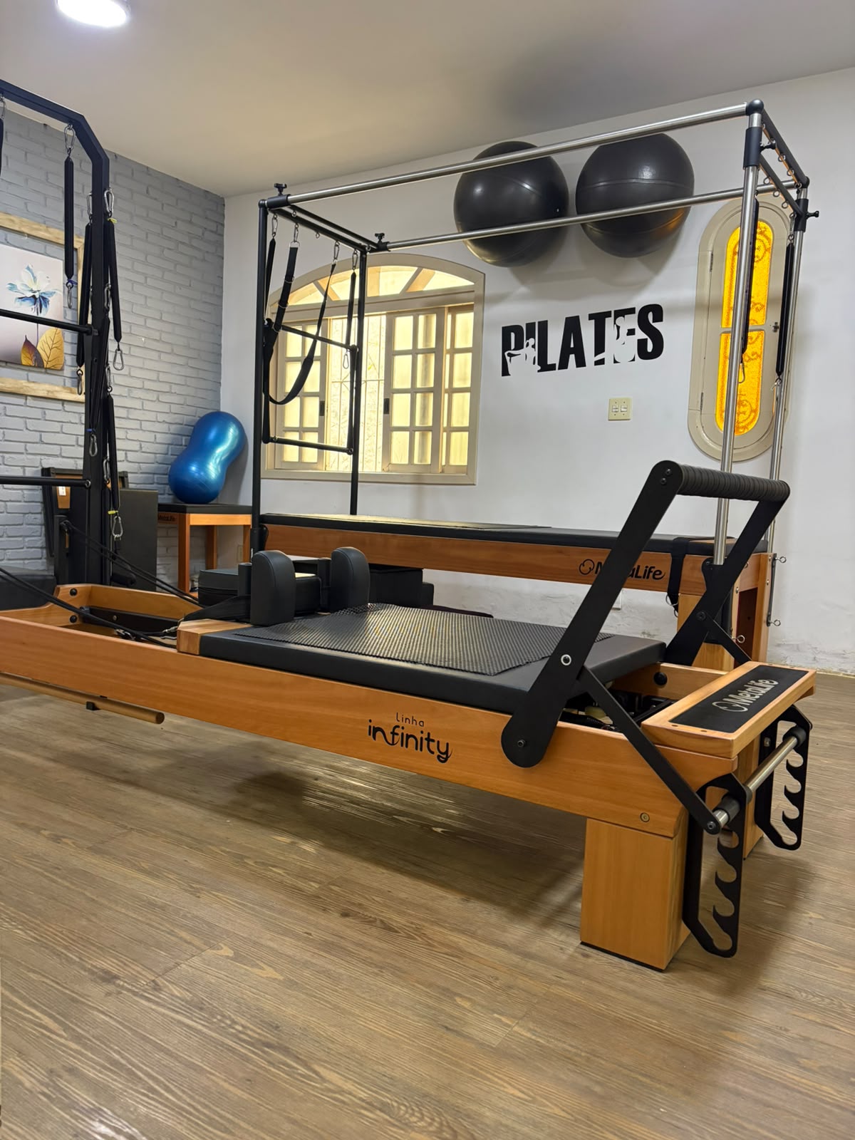 Aparelho reformer da linha Infinity na sala de Pilates da SuzanFisio