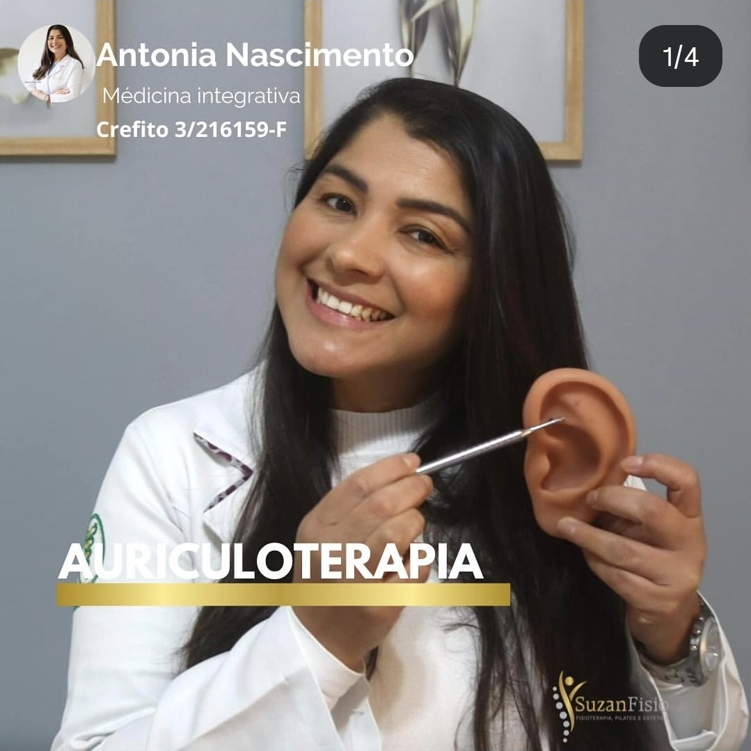 Antonia Nascimento apresentando um modelo de orelha em publicação sobre auriculoterapia